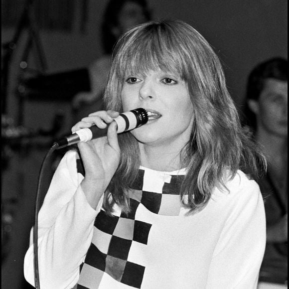France Gall, ex-compagne de Julien Clerc, sur scène en 1982.