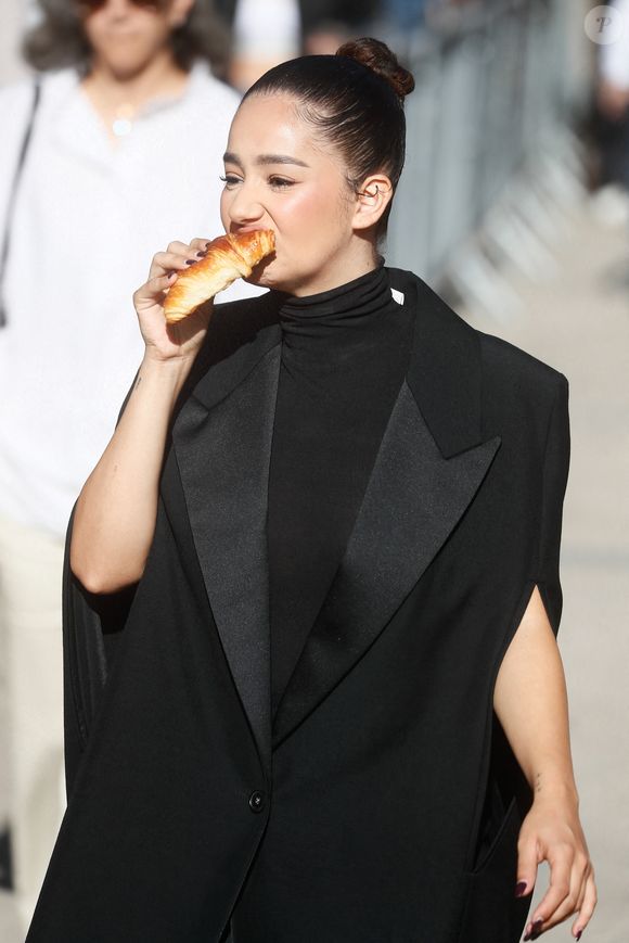 Lena Mahfouf (Lena Situations) mange un croissant à la sortie du défilé de mode printemps-été 2024 "Stella McCartney" lors de la fashion week de Paris. Le 2 octobre 2023
© Christophe Clovis / Bestimage