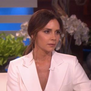 Victoria Beckham, très souple, monte sa jambe derrière son oreille sur le plateau de l'émission "The Ellen Show" le 25 novembre 2019.
