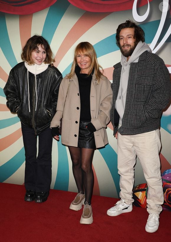 Est à l'affiche de La Belle et le Boulanger sur TF1

Mitty Hazanavicius, Axelle Laffont et Romain Sichez à l'avant-première du film "Wonka" à l'UGC Normandie à Paris le 1 décembre 2023. © Coadic Guirec/Bestimage