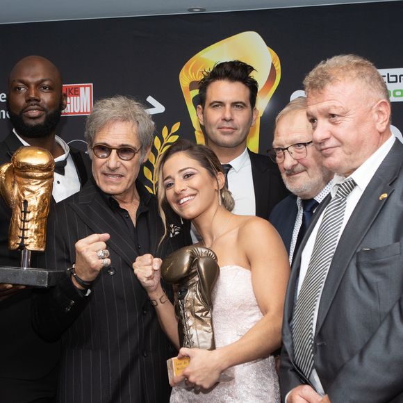 L'acteur Gérard Lanvin, accompagné par son fils Manu Lanvin remet le neuvième Gant D'or ( Golden Gloves Belgium ) à Jack Mulowayi, récompensé comme meilleur boxeur du pays.

© Alain Rolland / Imagebuzz / Bestimage