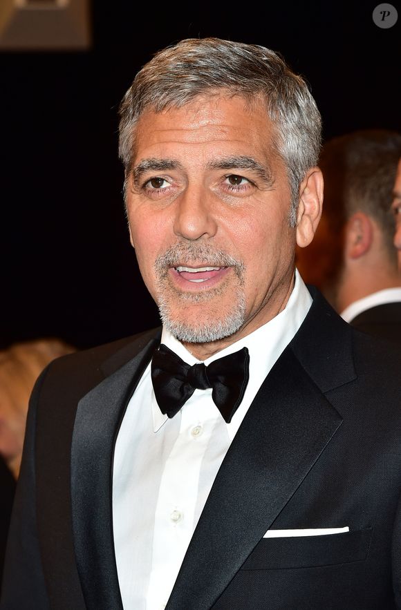 George Clooney - Descente des marches du film "Money Monster" lors du 69ème Festival International du Film de Cannes. Le 12 mai 2016. © Giancarlo Gorassini/Bestimage