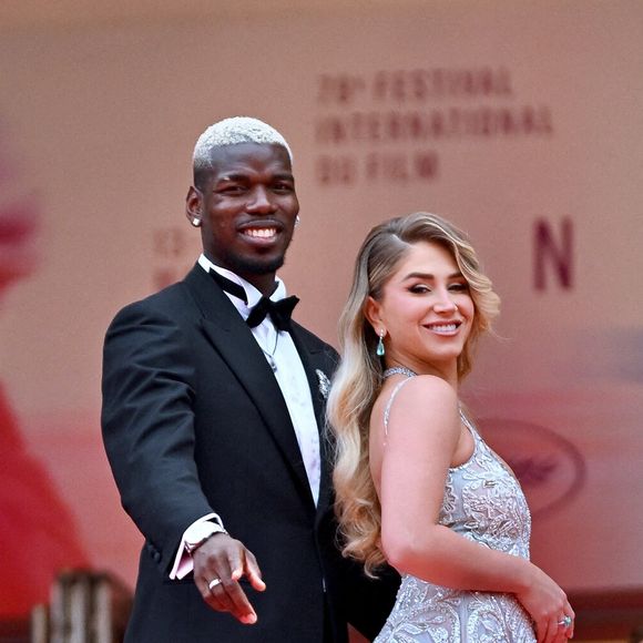 Selon l’épouse de Paul Pogba, leur collection de bijoux est une ode aux liens familiaux et amicaux qui "nous permettent de ne pas nous laisser abattre dans le roller coaster de la vie".

Zulay Pogba et Paul Pogba assistent au tapis rouge de Highest 2 Lowest lors de la 78ème édition du Festival de Cannes au Palais des Festivals le 19 mai 2025 à Cannes, France. Photo par Franck Castel/ABACAPRESS.COM