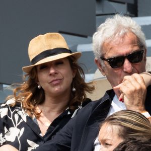 Raymond Domenech et son partenaire en tribune lors des Internationaux de France 2025 à Roland Garros le 03 juin 2025 à Paris, France. Photo par Nasser Berzane/ABACAPRESS.COM