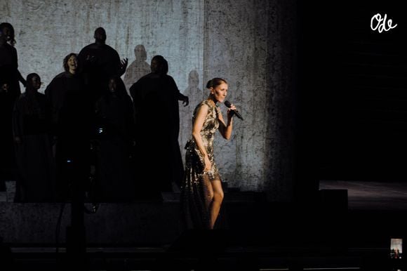 Exclusif - La chanteuse québécoise Céline Dion fait un retour triomphal sur scène à la Plénitude Arena pour le lancement de sa résidence à Paris, une série de seize concerts programmés jusqu'au 17 octobre 2026.