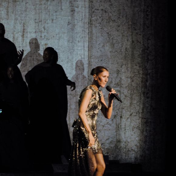 Exclusif - La chanteuse québécoise Céline Dion fait un retour triomphal sur scène à la Plénitude Arena pour le lancement de sa résidence à Paris, une série de seize concerts programmés jusqu'au 17 octobre 2026.