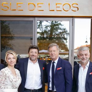 Exclusif -  Jean-Philippe Nuel (Architecte d’intérieur), Maud Bailly (Directrice générale Sofitel, MGallery & Emblems), Sébastien Bazin (PDG du groupe Accor), Patrick Bruel, Pierre Gonzalvez (Maire de l’Isle sur la Sorgue), Emmanuel Borla (Directeur de l’hôtel) - Patrick Bruel inaugure son hôtel cinq étoiles "L'Isle de Leos MGallery" à L'Isle-sur-la-Sorgue, France, le 23 septembre 2025. 
 © Jack Tribeca / Bestimage