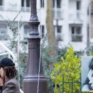 Lou Doillon et Charlotte Gainsbourg - Inauguration de la passerelle Jane Birkin devant les 41-43 quai de Valmy à Paris le 13 décembre 2025.
© Cyril Moreau / Bestimage