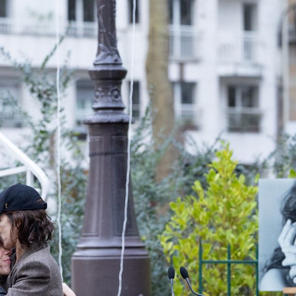 Lou Doillon et Charlotte Gainsbourg - Inauguration de la passerelle Jane Birkin devant les 41-43 quai de Valmy à Paris le 13 décembre 2025.
© Cyril Moreau / Bestimage