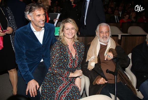 Jean-Paul Belmondo, son fils Paul Belmondo et Luana Belmondo lors de la présentation en avant-première de 'The Gazelles' un film réalisé par Paul Belmondo et projeté à l'Unesco en présence de Audrey Azoulay la directrice générale de l'Unesco et Dominique Serra fondatrice et directrice du Rallye des Gazelles du Maroc. Paris le 24 novembre 2017
© Denis Guignebourg / Bestimage