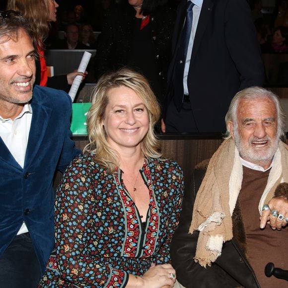 Jean-Paul Belmondo, son fils Paul Belmondo et Luana Belmondo lors de la présentation en avant-première de 'The Gazelles' un film réalisé par Paul Belmondo et projeté à l'Unesco en présence de Audrey Azoulay la directrice générale de l'Unesco et Dominique Serra fondatrice et directrice du Rallye des Gazelles du Maroc. Paris le 24 novembre 2017
© Denis Guignebourg / Bestimage