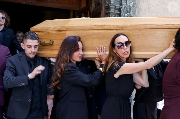 Alexandra Marin (fille de Jacques-Henri Marin et de Chantal Nobel), Lou Elsener (@louloukitchen, petite fille de la défunte) lors de la cérémonie d'obsèques de Chantal Nobel en l'église Notre-Dame de l'Assomption à Ramatuelle, France, le 7 mai 2026. © Franz Chavaroche/Bestimage