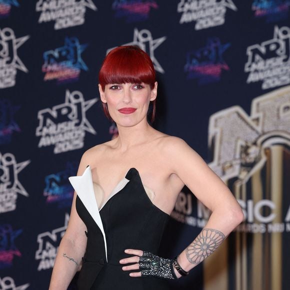 Si sa mère est restée sur l’île, Jennifer Ayache a, elle, choisi de s’installer dans le Marais, où elle vit toujours

Jennifer Ayache au photocall de la 27ème édition des NRJ Music Awards au palais des Festivals de Cannes, France, le 31 octobre 2025. © Dominique Jacovides/Bestimage