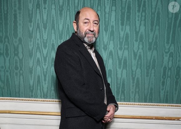 C'est en octobre 2021 que Rémy Merad a rendu son dernier souffle.

Kad Merad lors de la remise des prix de l'académie Alphonse Allais à paris le 18 novembre 2025 dans les salons d'honneur de la SACD.
© Denis Guignebourg / Bestimage