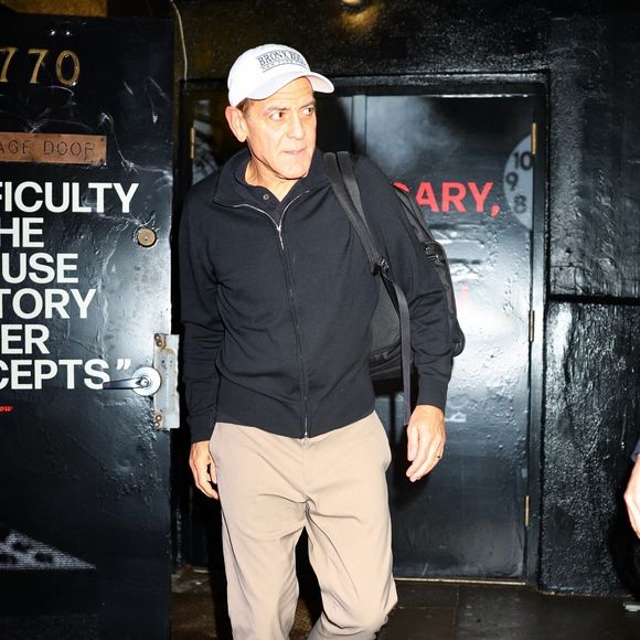 Etant à l'affiche de la pièce Good Night, and Good Luck au Winter Garden Theater à Broadway, l'acteur américain réside actuellement à New York avec sa famille.

New York, NY - EXCLUSIF - George Clooney a été vu quittant les répétitions de sa pièce « Good Night, and Good Luck » à New York, restant concentré alors qu'il se préparait pour la production. (Backgrid USA / Bestimage).