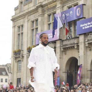 Slimane lors du dernier relais de La Flamme Olympiques avant la cérémonie d'ouverture des Jeux Olympiques (JO) de Paris 2024 à Saint-Denis, Seine Saint-Denis, France, le 26 juillet 2024. © Melloul-Tribeca/Bestimage