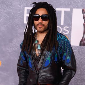 Face à la situation, Lenny Kravitz a tenu à s'adresser directement à son public pour s'excuser de ce faux bond. "J'espérais vraiment pouvoir monter sur scène. Après avoir consulté mes médecins, je dois cependant prendre encore un peu de temps pour me reposer et me rétablir."

Lenny Kravitz au photocall des BRIT Awards 2025 à l'O2 Peninsula Square de Londres, Royaume Uni, le 1er mars 2025. © Justin Goff/GoffPhotos/Bestimage