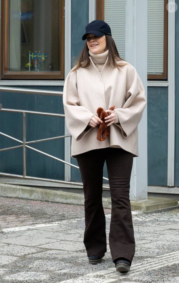 La princesse Sofia, le prince Carl Philip et leur fille quittent l'hôpital Danderyds près de Stockholm, en Suède le 8 février 2025. Photo par Dana Press / Bestimage