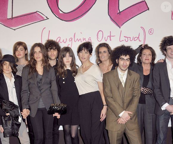 Le film LOL a marqué tout une génération. 
Jeremy Kapone, Christa Theret, Sophie Marceau, Felix Moati, la réalisatrice Lisa Azuelos et l'équipe du film - Première du film "Lol" au cinéma Gaumont Marignan à Paris. Coadic Guirec / Bestimage
