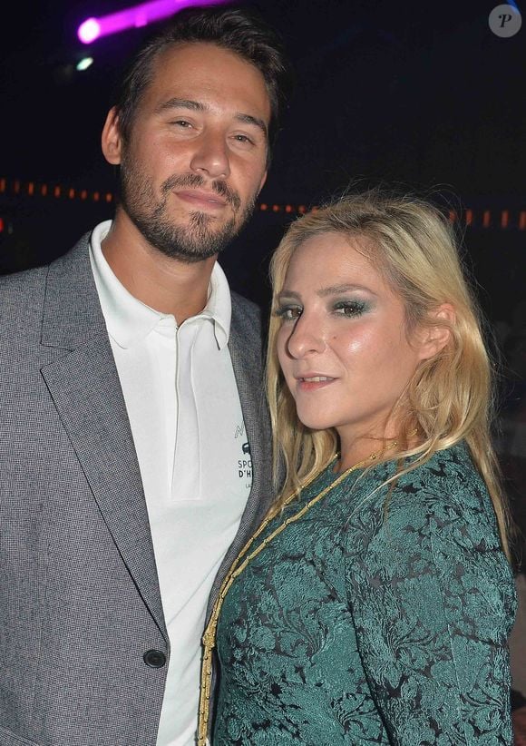 Marilou Berry est la première fan d'Alexis, le père de son fils.

Marilou Berry et Alexis au "Thermolactyl show" au Manko à Paris
Photo : Veeren / Bestimage