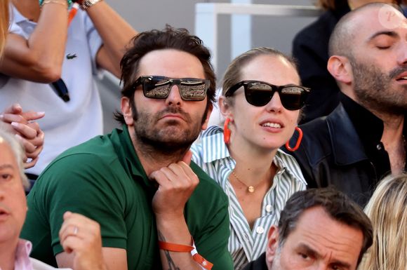Pio Marmaï et sa compagne Charlotte Ranson - Célébrités dans les tribunes de la finale homme des Internationaux de France de tennis de Roland Garros 2024 à Paris le 9 juin 2024. © Jacovides-Moreau/Bestimage