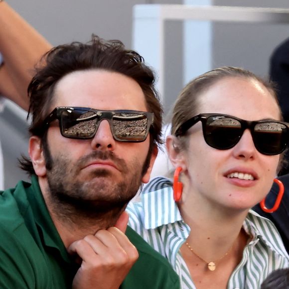 Pio Marmaï et sa compagne Charlotte Ranson - Célébrités dans les tribunes de la finale homme des Internationaux de France de tennis de Roland Garros 2024 à Paris le 9 juin 2024. © Jacovides-Moreau/Bestimage