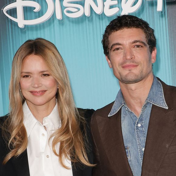 Virginie Efira apparaît tout sourire avec son compagnon Niels Shneider.

Virginie Efira et Niels Schneider au photocall du showcase 2026 Disney+ à l'Institut de France à Paris.

Photo : Coadic Guirec / Bestimage