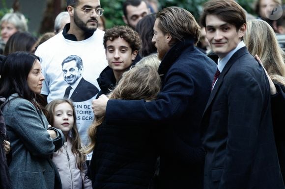 devant son domicile le jour de son incarcération à la prison de la Santé

Jessica Sebaoun ,Lola Sarkozy, Solal Sarkozy, Giulia Sarkozy, Jean Sarkozy - La famille et les soutiens de Nicolas Sarkozy se sont réunis devant son domicile le jour de son incarcération à la prison de la Santé à Paris le 21 octobre 2025.

© Moreau / Jacovides / Bestimage
