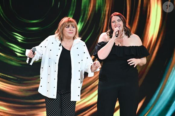 Exclusif - Michele Bernier et sa fille Charlotte Gaccio lors de l'enregistrement de l'émission "Famille je vous aime" présentée par M. Drucker et qui sera diffusée le 13 juin 2025 sur France 3, aux Studios rive gauche à Paris, France, le 14 avril 2025. © Clovis-Gaffiot/Bestimage