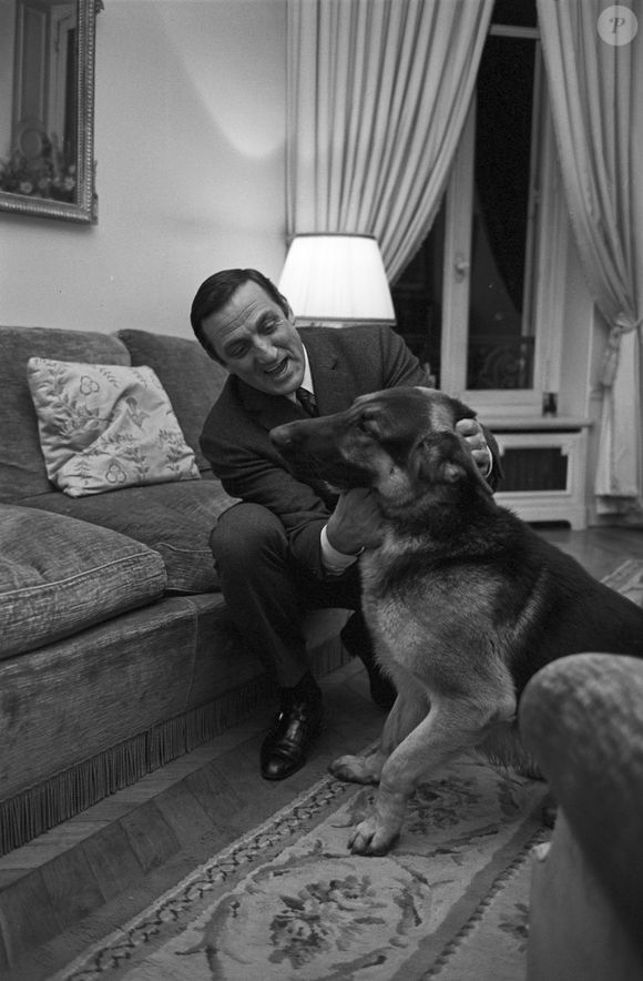Archives - En France, Lino Ventura chez lui, dans sa maison de Saint-Cloud le 3 avril 1967. © Michel Ristroph via Bestimage