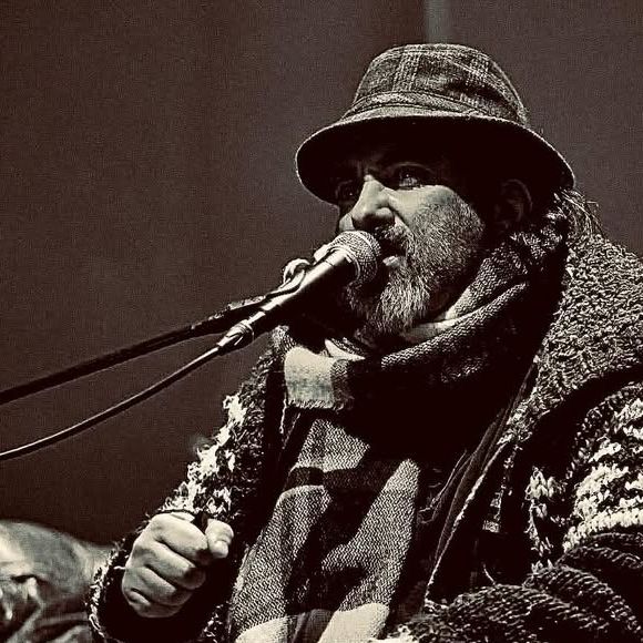 Il est sous le feu des critiques

Damien Saez en concert. Instagram/damiensaez