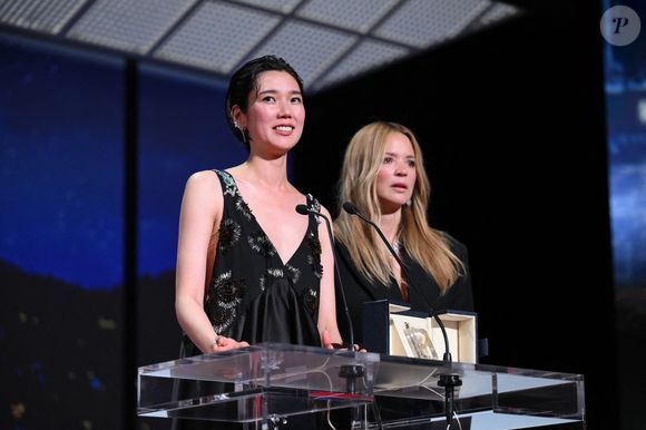 L'actrice japonaise Tao Okamoto et l'actrice belge Virginie Efira célèbrent après avoir remporté ex-aequo le Prix d'interprétation féminine pour le film "Soudain" lors de la cérémonie de clôture de la 79e édition du Festival de Cannes à Cannes, France, le 23 mai 2026. Photo par Eliot Blondet/ABACAPRESS.COM