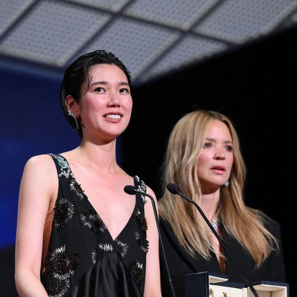 L'actrice japonaise Tao Okamoto et l'actrice belge Virginie Efira célèbrent après avoir remporté ex-aequo le Prix d'interprétation féminine pour le film "Soudain" lors de la cérémonie de clôture de la 79e édition du Festival de Cannes à Cannes, France, le 23 mai 2026. Photo par Eliot Blondet/ABACAPRESS.COM