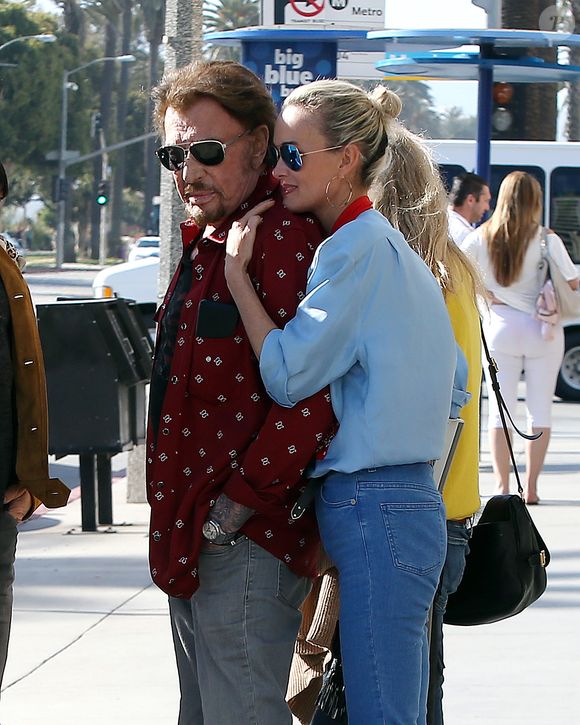 Johnny Hallyday avec sa femme Laeticia, leurs filles Jade et Joy, Marie Poniatowski avec son mari Pierre Rambaldi et leur fille Tess, à Santa Monica, le 1er avril 2017.
