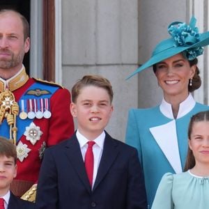 Le prince William, prince de Galles, le prince Louis de Galles, le prince George de Galles, Kate Middleton, la princesse Charlotte de Galles lors de la cérémonie Trooping the Colour à Londres, le 14 juin 2025. 

Photo : Jams Whatling / Bestimage