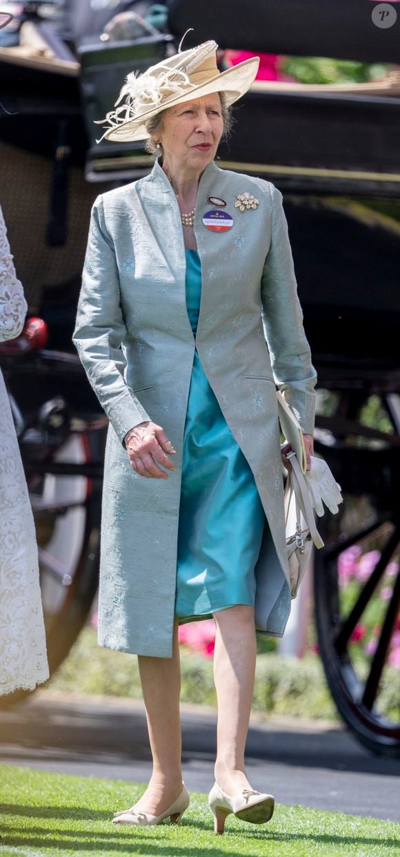 Il s'agissait de la princesse Anne, victime de blessures et d'une commotion cérébrale après une chute à cheval chez elle, à Gatcombe

La princesse Anne - Les royautés assistent à la course hippique Royal Ascot, le 17 juin 2025. 
© Goff Inf / Bestimage