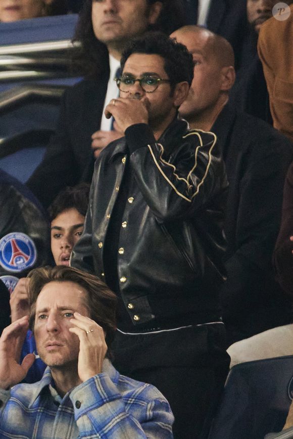 Jamel Debbouze et son fils Léon, Mathieu Vergne - Célébrités dans les tribunes de la demi-finale retour de Ligue des champions entre le PSG face au Borussia Dortmund (0-1) au Parc des Princes à Paris le 7 mai 2024. © Cyril Moreau/Bestimage