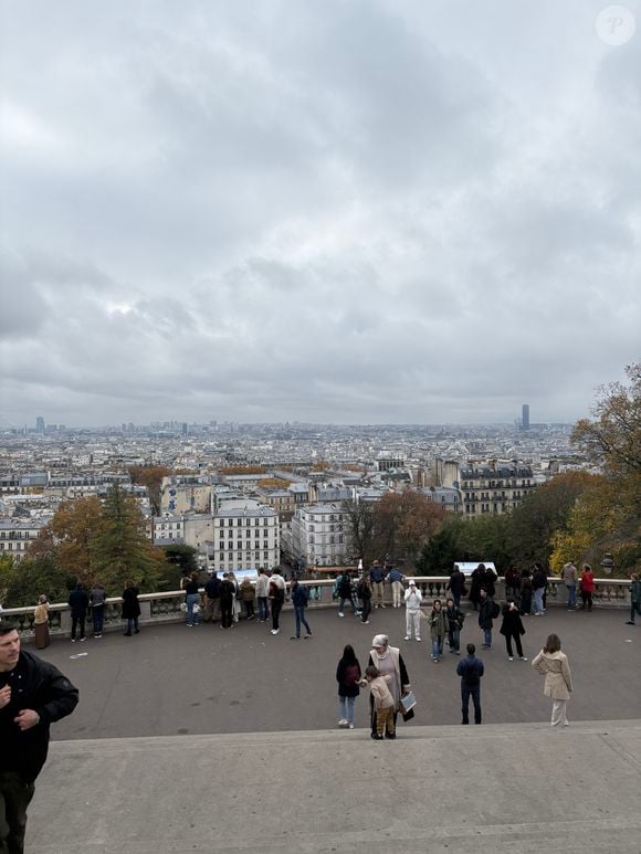 La vue sur Paris depuis le parvis du Sacré Coeur, le 7 novembre 2025. Photo : Clara Carlesimo