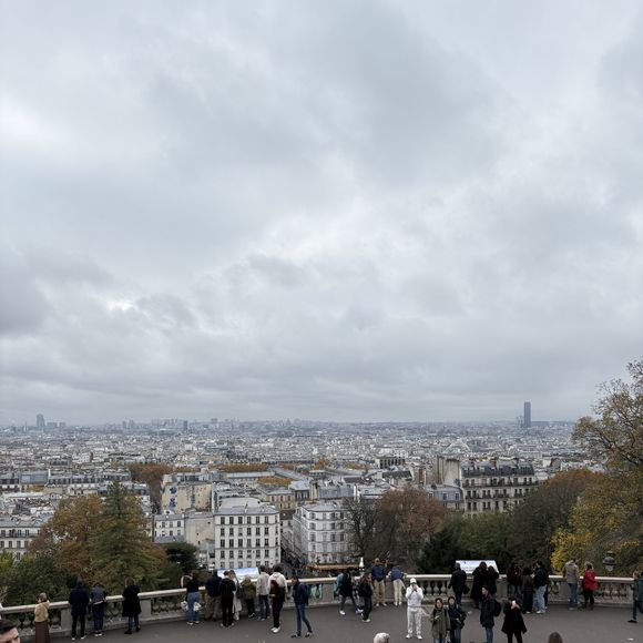 La vue sur Paris depuis le parvis du Sacré Coeur, le 7 novembre 2025. Photo : Clara Carlesimo