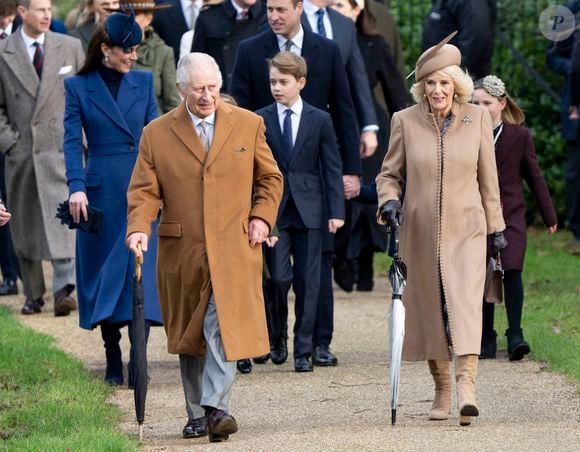 Le roi Charles III d'Angleterre et Camilla Parker Bowles, reine consort d'Angleterre, le prince William, prince de Galles, et Catherine (Kate) Middleton, princesse de Galles, avec leurs enfants le prince George de Galles, la princesse Charlotte de Galles et le prince Louis de Galles - King Charles III and Queen Camilla attending the Christmas Day morning church service at St Mary Magdalene Church in Sandringham, Norfolk. Picture date: Monday December 25, 2023.