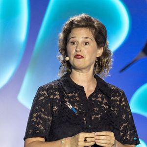 La production a également fait appel à Élodie Poux. 

Exclusif - Elodie Poux durant l'enregistrement de la seconde soirée de "L'humour à la plage" pour la 3eme édition du festival de Juan les Pins à la pinède Gould le 27 juin 2026. © Jack Tribeca/Bestimage