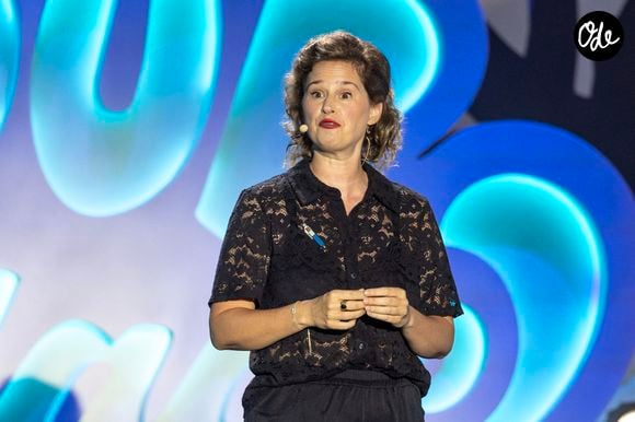 La production a également fait appel à Élodie Poux. 

Exclusif - Elodie Poux durant l'enregistrement de la seconde soirée de "L'humour à la plage" pour la 3eme édition du festival de Juan les Pins à la pinède Gould le 27 juin 2026. © Jack Tribeca/Bestimage