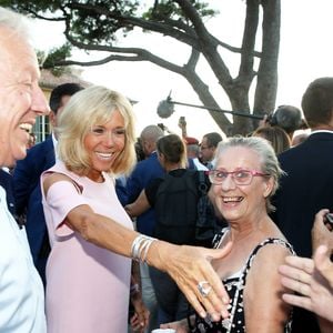 Semi-Exclusive - NO WEB - NO BLOG - Le Président de la République Emmanuel Macron et sa femme la Première Dame Brigitte Macron (Trogneux) ont participé à un pot de l'amitié suivi d'un bain de foule sur la place centrale du village de Bormes-les-Mimosas, le 17 août 2018. © Jacovides/Moreau/Bestimage