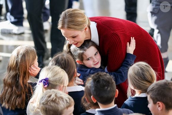 La princesse Charlène de Monaco au Grimaldi Forum, accompagnée du champion monégasque de descente en apnée, Pierre Frolla, et la nouvelle directrice de sa Fondation Mme Anne Boggio, pour accueillir tous les élèves de Cours Préparatoire (CP) de Monaco (316 enfants) pour une matinée de sensibilisation à la prévention de la noyade à Monaco, le 28 novembre 2025. Claudia Albuquerque/Bestimage