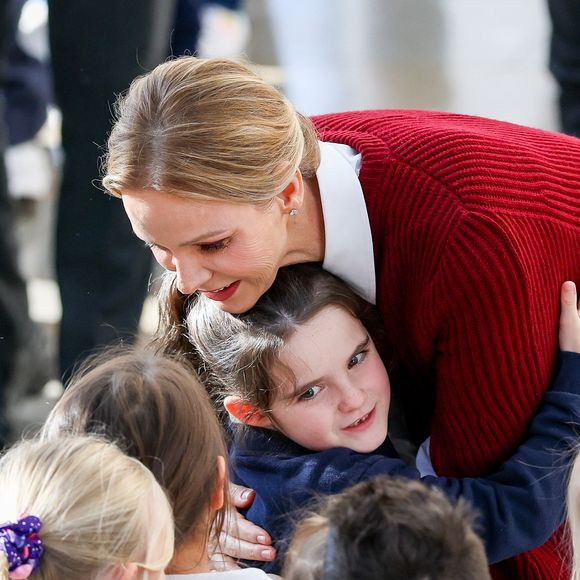 La princesse Charlène de Monaco au Grimaldi Forum, accompagnée du champion monégasque de descente en apnée, Pierre Frolla, et la nouvelle directrice de sa Fondation Mme Anne Boggio, pour accueillir tous les élèves de Cours Préparatoire (CP) de Monaco (316 enfants) pour une matinée de sensibilisation à la prévention de la noyade à Monaco, le 28 novembre 2025. Claudia Albuquerque/Bestimage