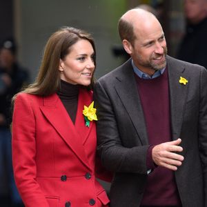 Officiellement en rémission de son cancer depuis plusieurs mois, Kate Middleton a, petit à petit, repris ses fonctions publiques. Se départageant certaines tâches et visites avec le prince William. 

Catherine (Kate) Middleton, princesse de Galles, éclate de rire à la sortie du marché de Pontypridd, accompagnée du prince William, prince de Galles. 
GOFF INF / BESTIMAGE