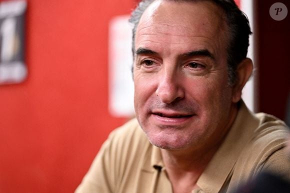 "Je me retrouve comme mon père", confie-t-il, avant d’ajouter : "Quand je vois mes deux grands d’un côté et mes deux petites de l’autre, je trouve ça merveilleux."

Exclusif - Jean Dujardin, ému, au cinéma Jean Paul Belmondo à Nice, le 7 octobre 2025, où il a rendu hommage à son idole alors qu'il était avec le réalisteur Jan Kounen et l'actrice Marie Josée Croze, pour présenter en avant première, le film L'homme qui retrécit.  © Bruno Bebert / Bestimage