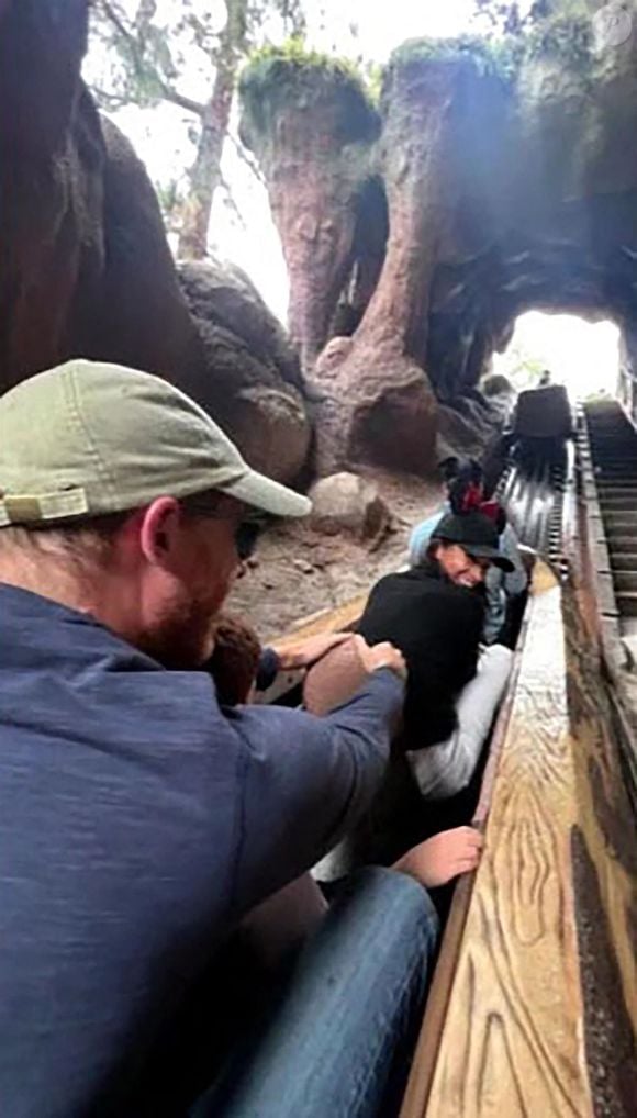Le prince Harry et Meghan Markle apparaissent dans la bande-annonce de l'émission ABC consacrée au 70e anniversaire de Disneyland, tandis que le duc révèle son attraction préférée. Photo par Backgrid UK/ Bestimage