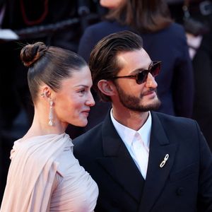 Pierre Niney et sa compagne Natasha Andrews - Montée des marches du film " Histoires parallèles " lors du 79ème Festival International du Film de Cannes, le 14 mai 2026. © Jacovides-Moreau / Bestimage