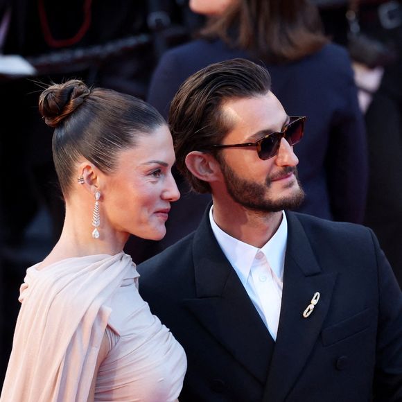 Pierre Niney et sa compagne Natasha Andrews - Montée des marches du film " Histoires parallèles " lors du 79ème Festival International du Film de Cannes, le 14 mai 2026. © Jacovides-Moreau / Bestimage